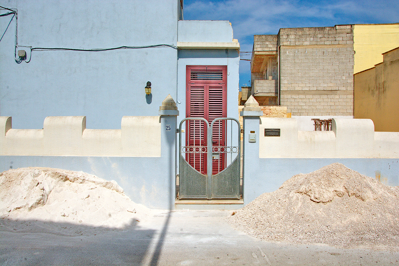 PASSING THROUGH, Shelley Hill, Streetphotography, Visual artist, street photography