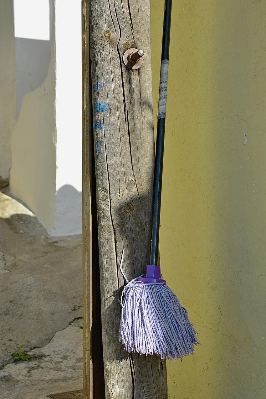 PASSING THROUGH, Shelley Hill, Streetphotography, Visual artist, street photography