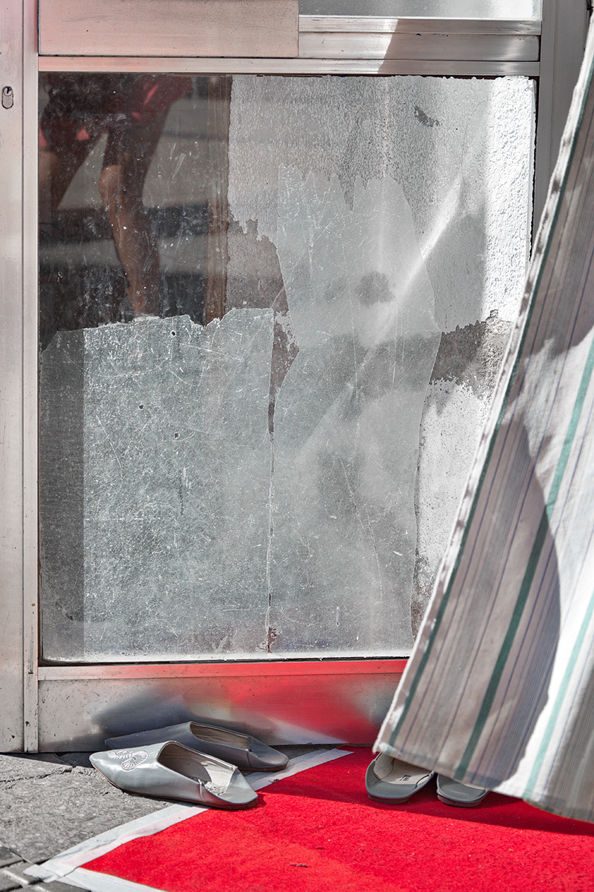 PASSING THROUGH, Shelley Hill, Streetphotography, Visual artist, street photography